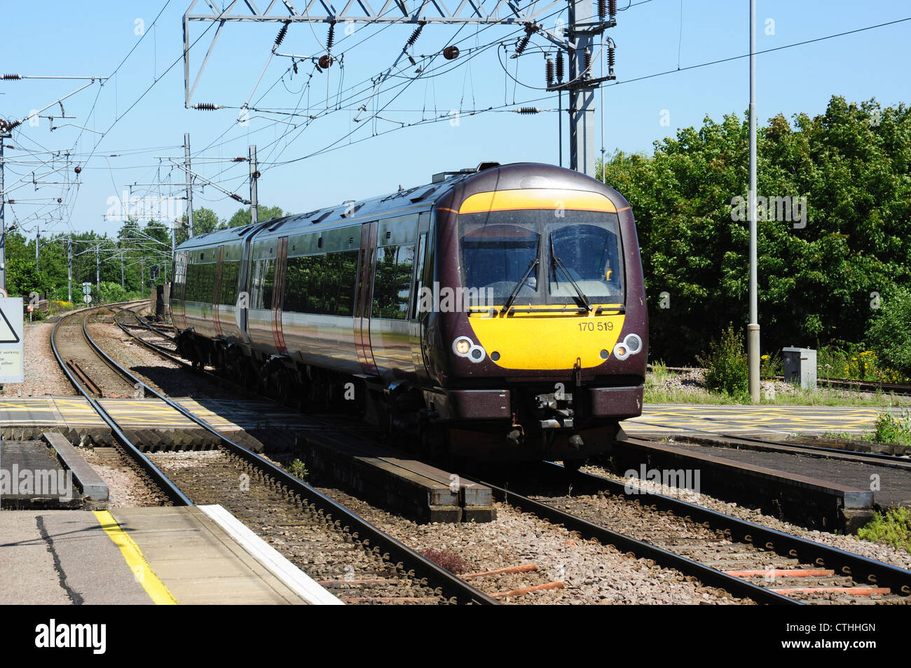 Class 170 'Turbostar' No 170519 gare Ely approchant du nord, Cambridgeshire, Angleterre, RU Banque D'Images