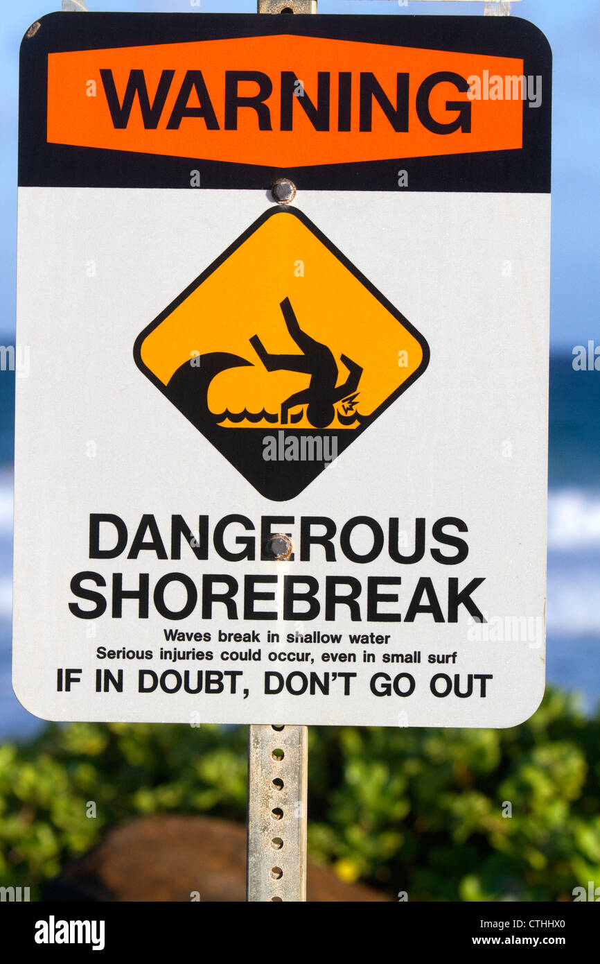 Signe d'alerte plage shorebreak dangereux sur l'île de Kauai, Hawaii, USA. Banque D'Images