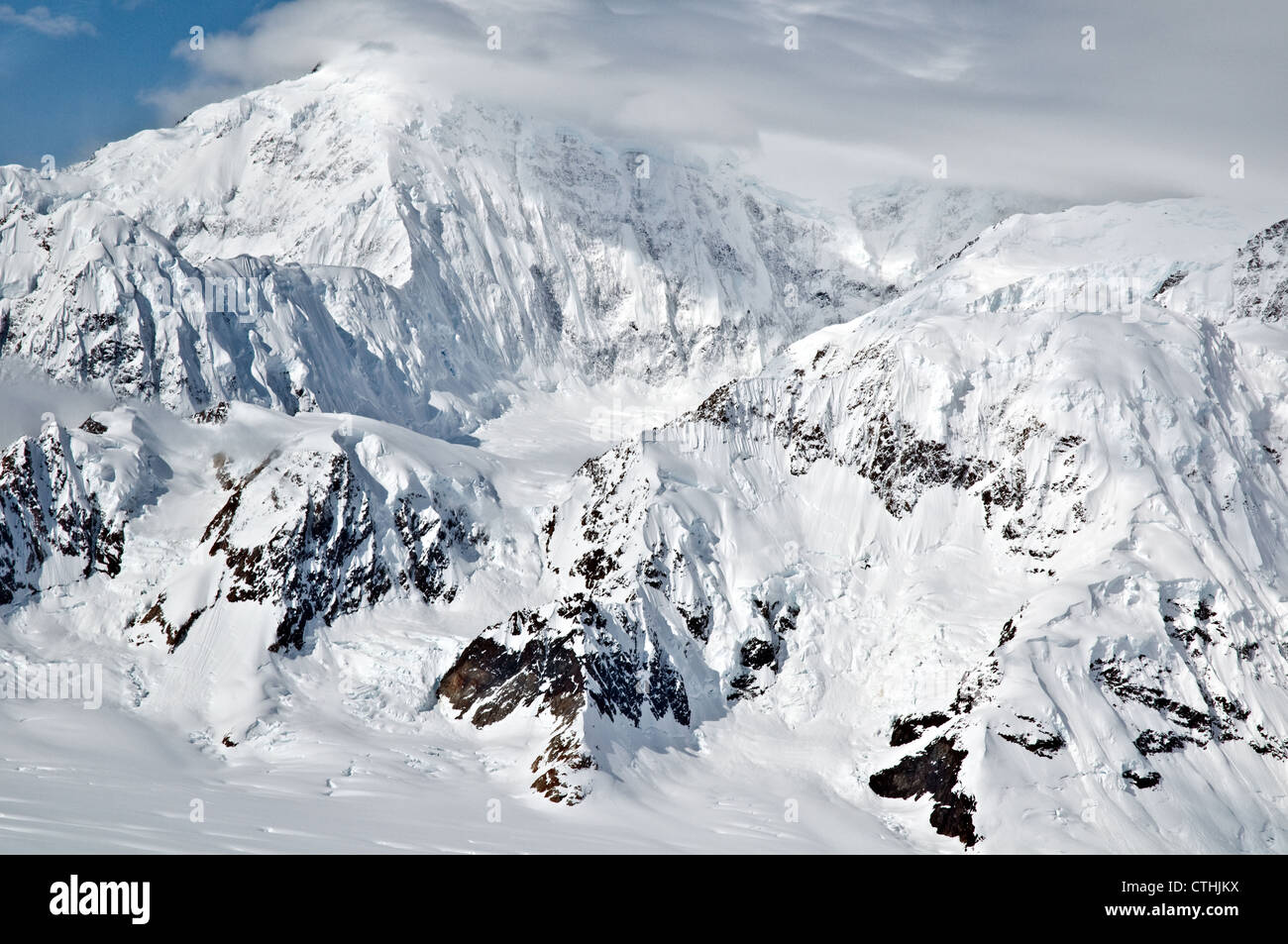 Une vue aérienne de la caténaire Ridge sur la face nord du mont Logan, la plus haute montagne du Canada, dans la gamme St Elias, Territoire du Yukon, Canada. Banque D'Images