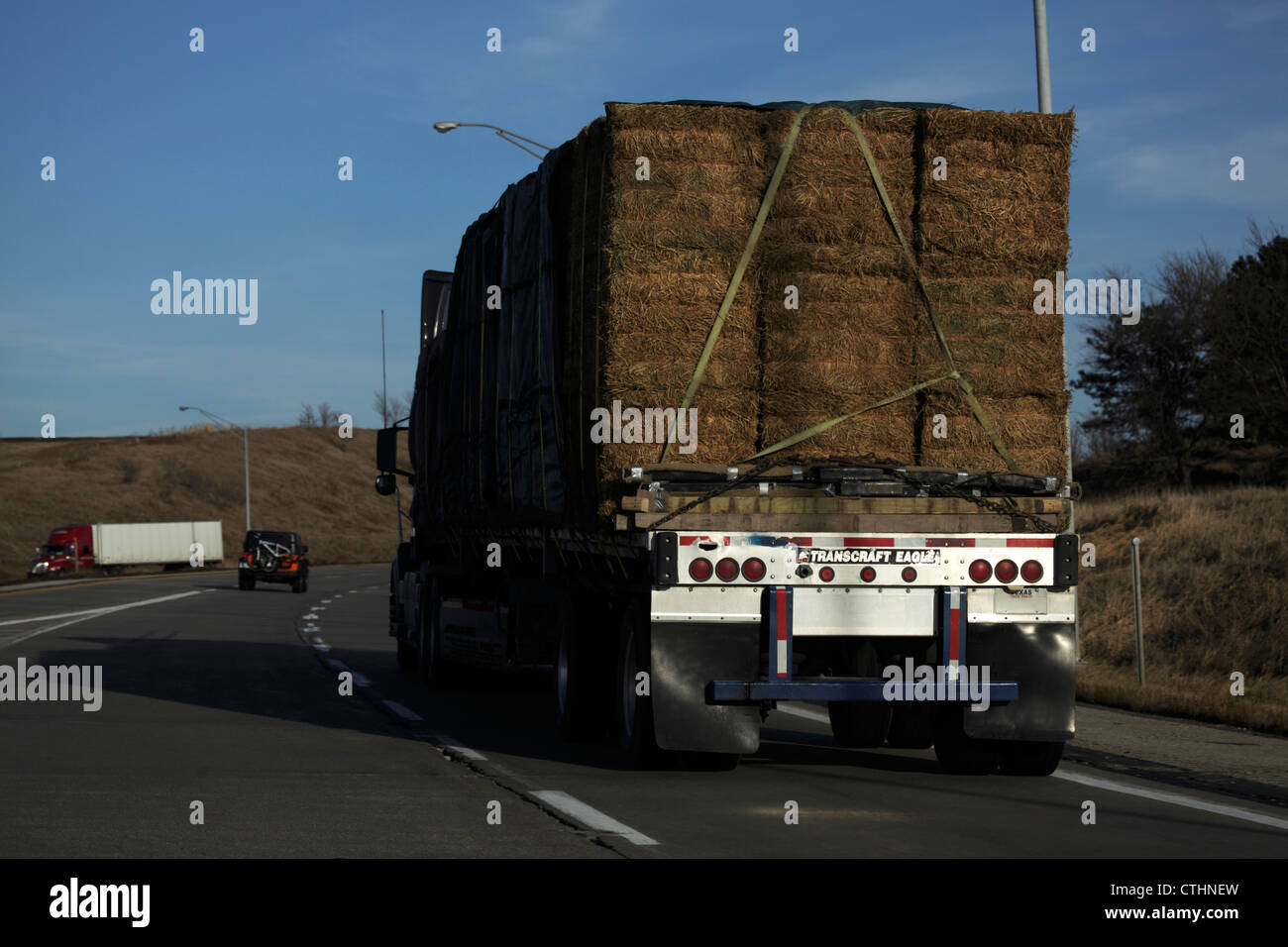 Un semi-remorque rempli de foin sur une autoroute. Numéro de la plaque d'enlevé. Banque D'Images