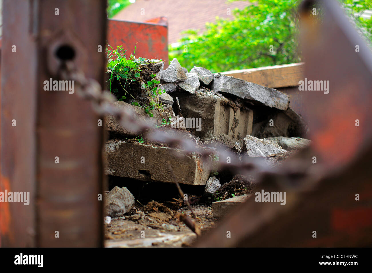 Dump Truck gate, partiellement ouverte, montrant le béton et la construction en bois et les débris de jardin. Banque D'Images