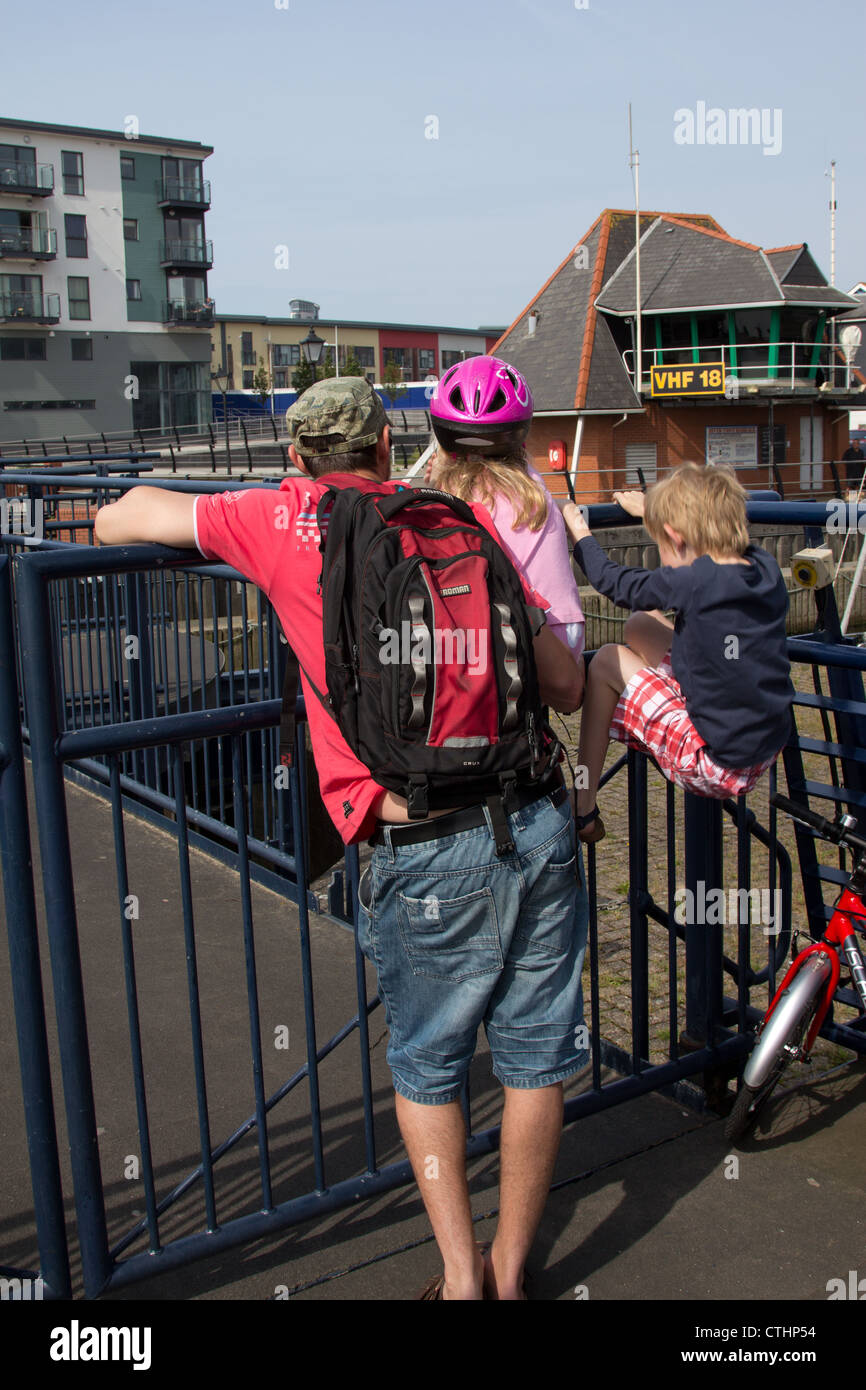 Un visiteur australien et attendre au regard du pont tournant gates comme le trafic maritime fait son chemin hors de Dunstaffnage Marina Banque D'Images