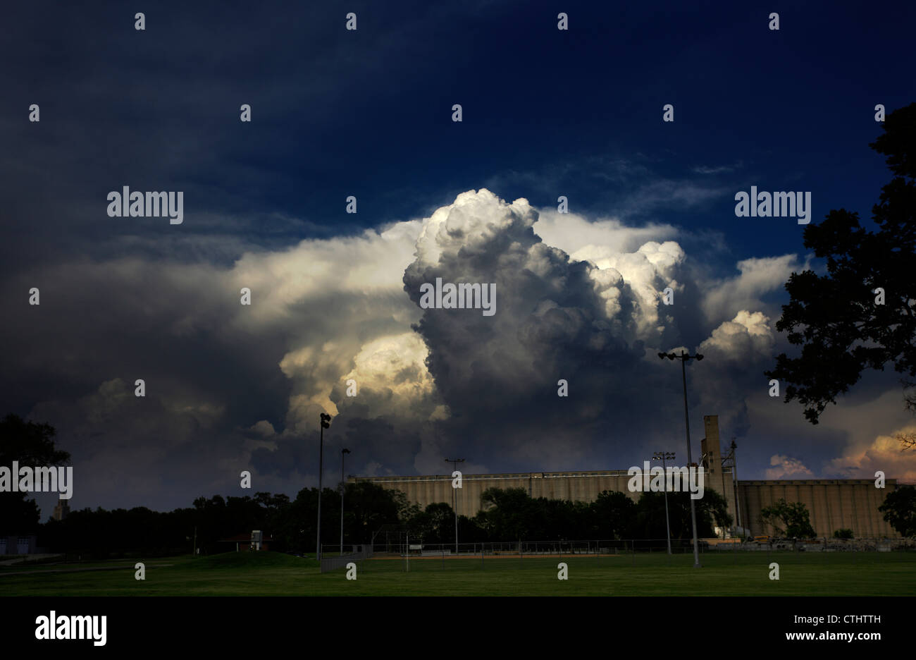 Orage supercellulaires vives formant au-dessus d'un terrain de baseball et de l'élévateur à grain. Banque D'Images