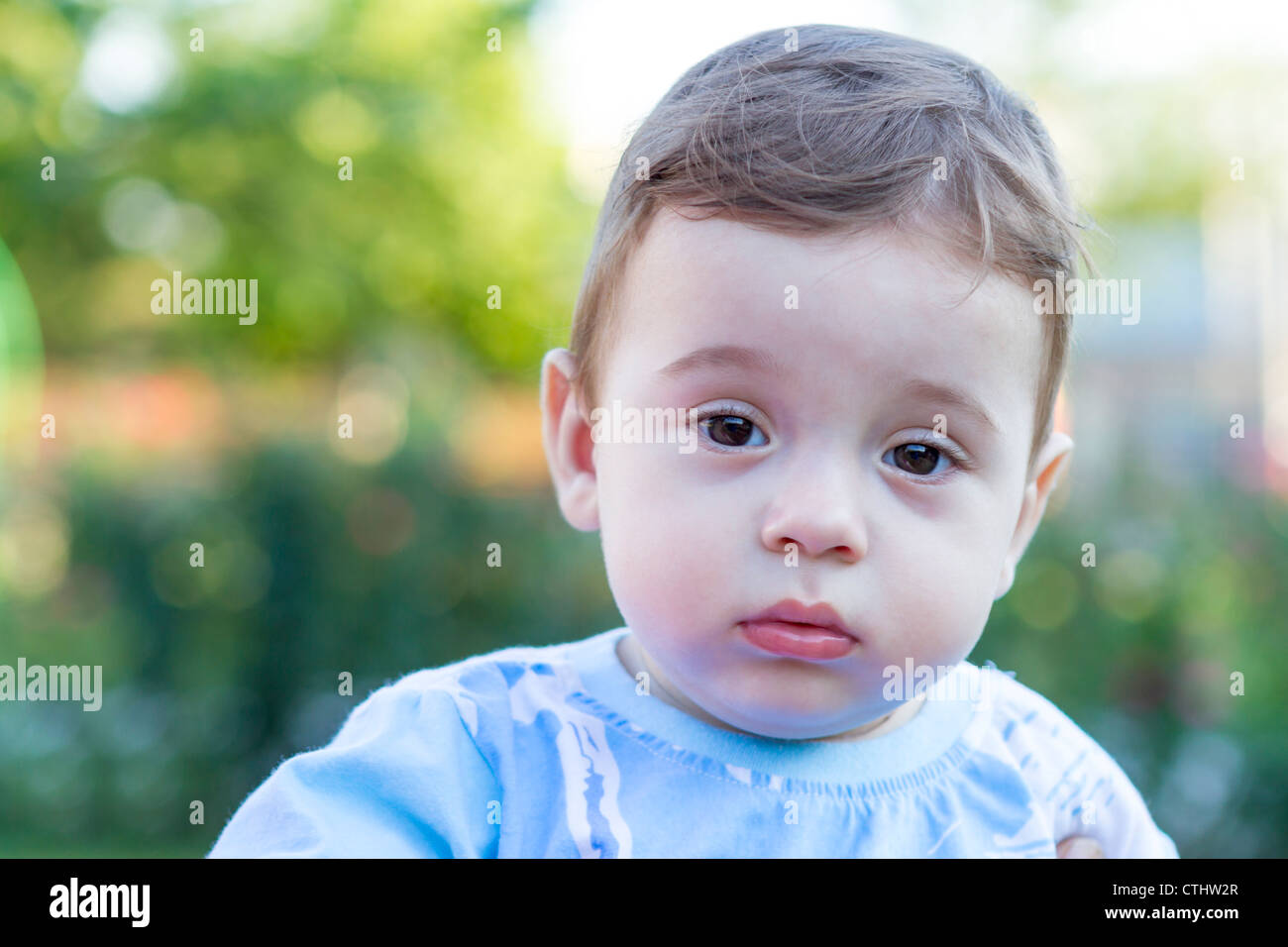 Portrait of a cute little baby boy avec des yeux innocents. Banque D'Images