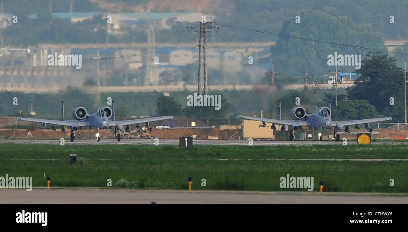 La première sortie THUNDERBOLT II A-10 pour l’exercice de préparation opérationnelle Beverly Midnight 12-03 se prépare au lancement sur la piste d’Osan Air base, le 24 juillet 2012. Les aviateurs Osan sont dans le quatrième exercice d’urgence simulé en temps de guerre exécuté en 2012 qui mettra à l’épreuve la capacité de la base de défendre et d’exécuter la mission dans un état de préparation accru. Les aviateurs d'Osan fournissent des forces prêtes au combat pour un soutien aérien rapproché, le contrôle des frappes aériennes, le contre-air, l'interdiction, le transport aérien de théâtre et les communications dans la défense de la République de Corée. Banque D'Images