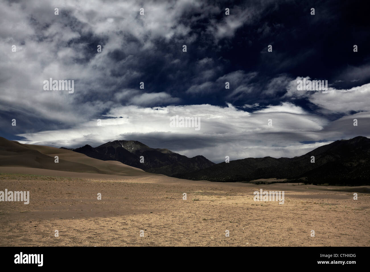 Un système de barrière de nuages convectifs de méso-échelle, ou au-dessus du flux sortant, Montagnes Rocheuses et Great Sand Dunes National Park. Banque D'Images