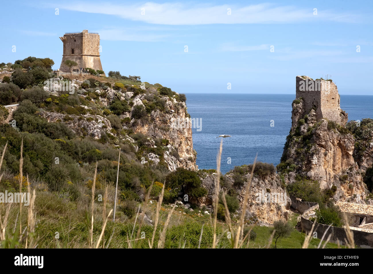 Deux anciennes tours de Scopello, Sicile, Italie Banque D'Images