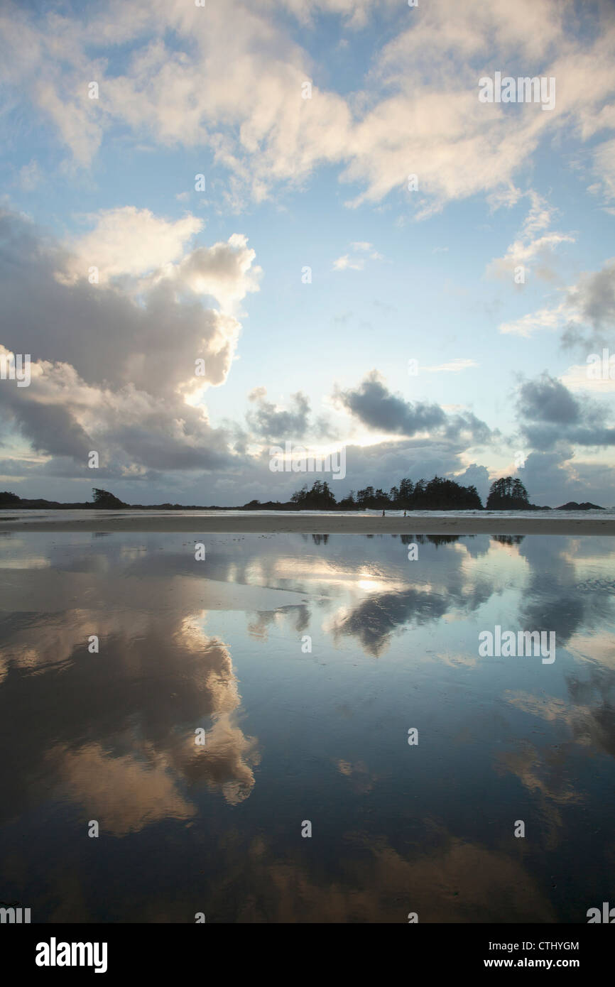 Nuages au coucher du soleil sur la plage de Chesterman et Frank's Island près de Tofino, Colombie-Britannique, Canada Banque D'Images