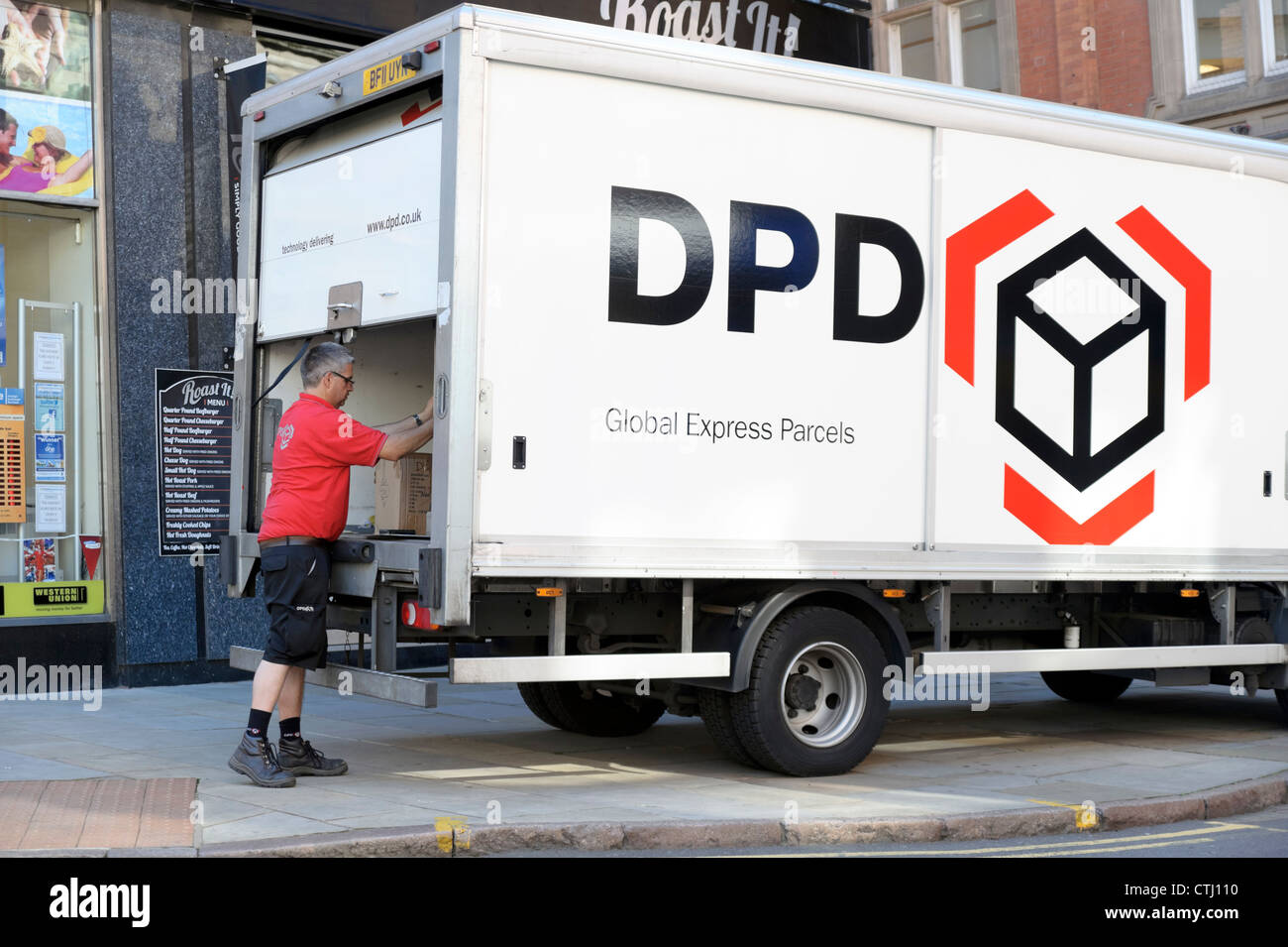 Camion de livraison de colis DPD express Nottingham, Royaume-Uni. Banque D'Images