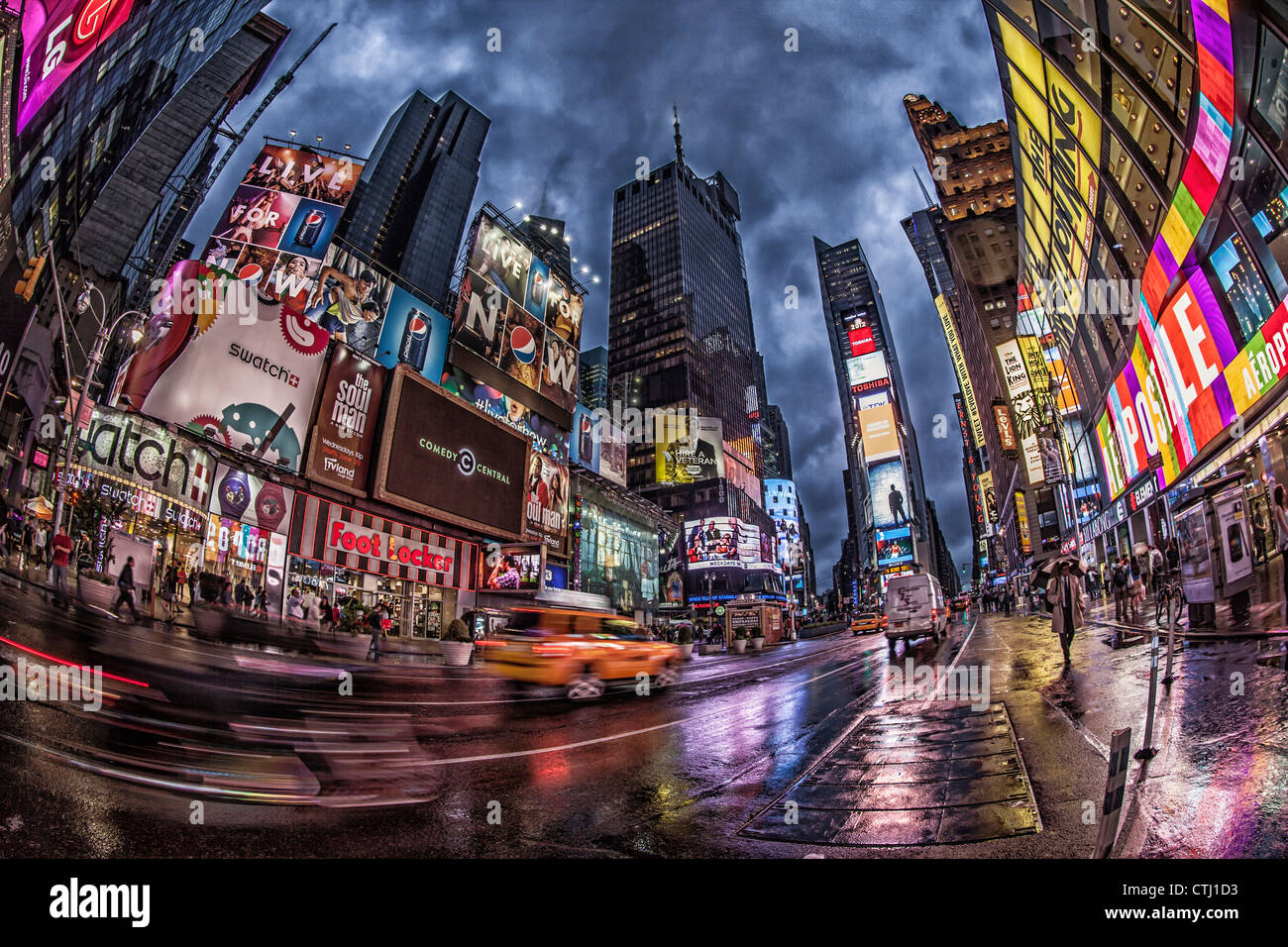 Times Square au crépuscule, un jour de pluie à New York Banque D'Images