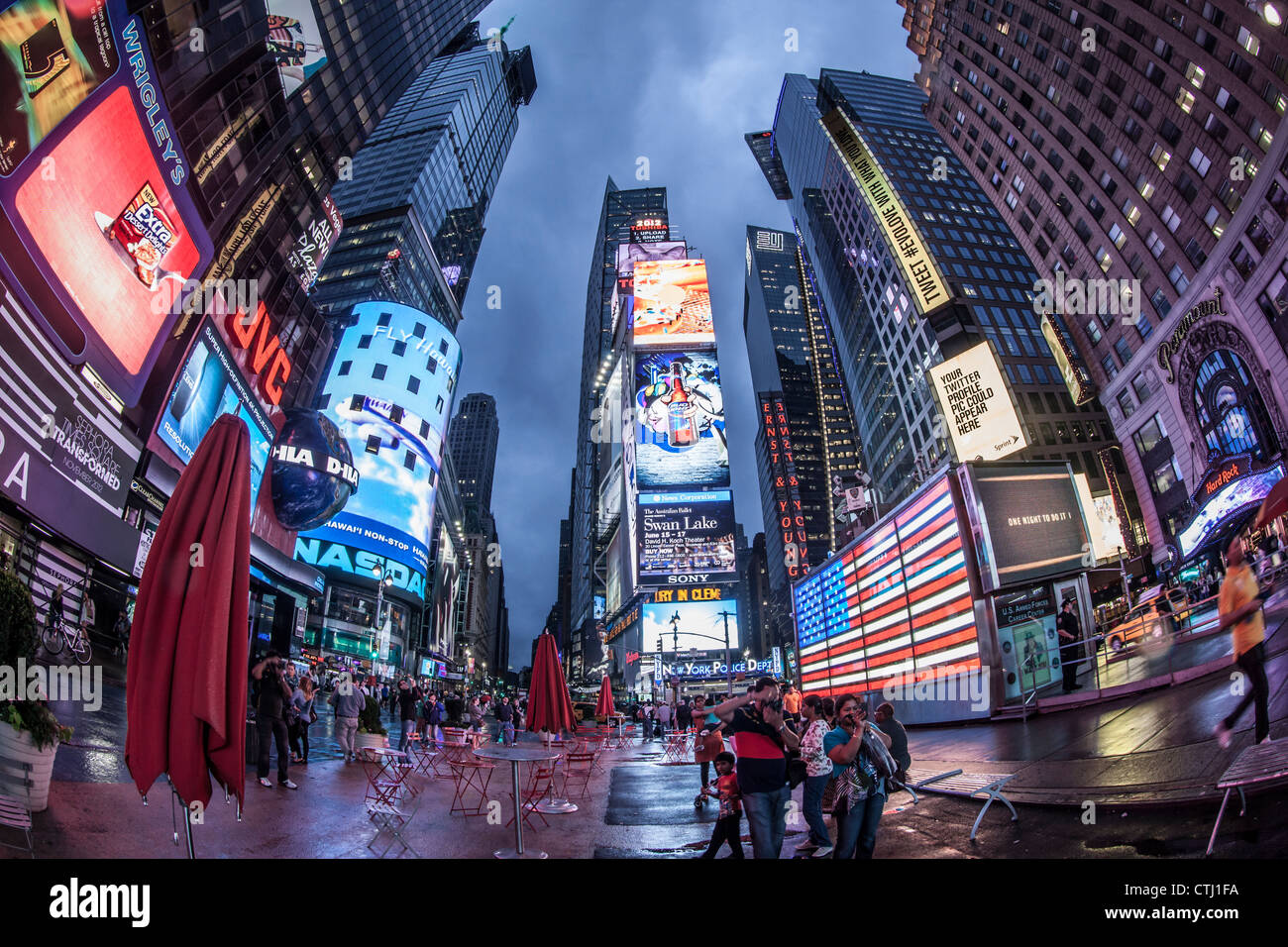 Times Square au crépuscule, un jour de pluie à New York Banque D'Images