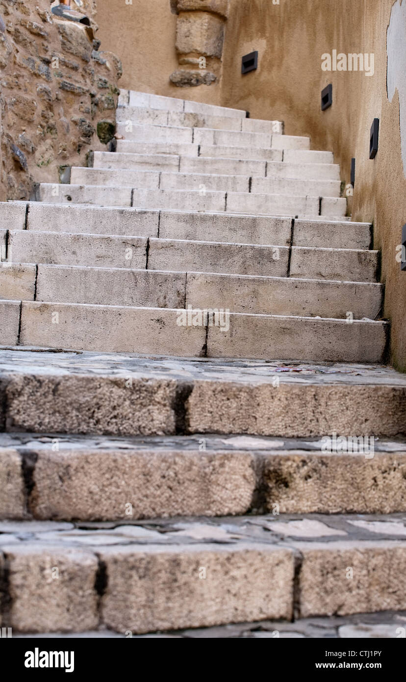 Libre d'étapes de l'escalier de pierre de la ville de Castellammare del Golfo, en Sicile, Italie Banque D'Images