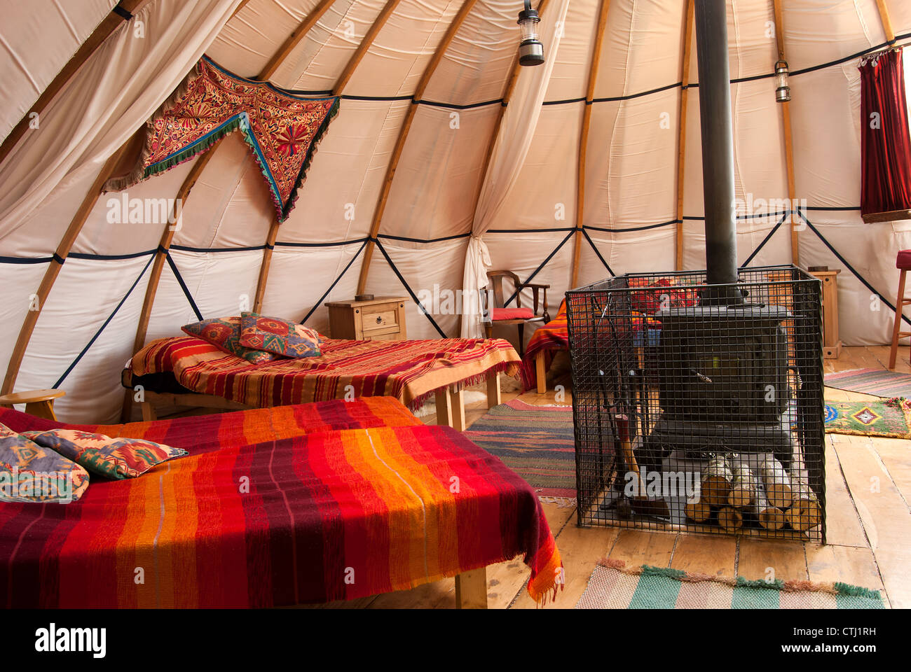 Intérieur d'un Alachigh tente, traditionnellement utilisées par les  Shahsavan tribu en Iran, mais situé dans l'ouest du pays de Galles,  Carmarthenshire Photo Stock - Alamy