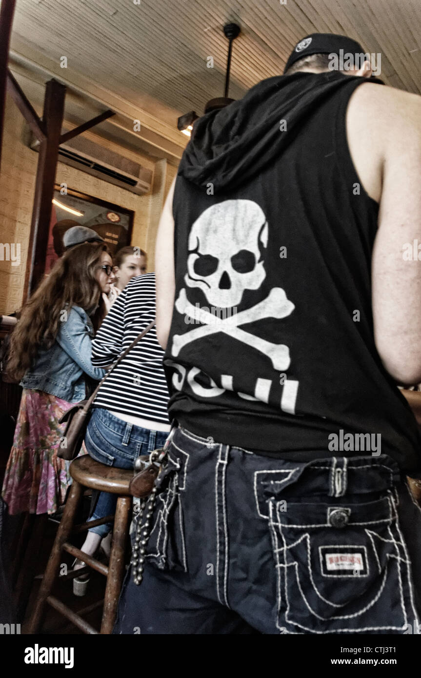 Homme avec skul T Shirt en bar à Soho, New York, USA, Banque D'Images