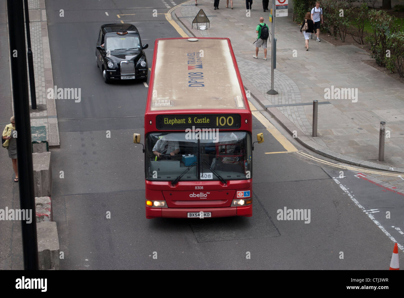 Regardant vers le bas au Red London bus - 100 l'éléphant et le château d'en haut d'un décollage en face d'un black London taxi cab Banque D'Images