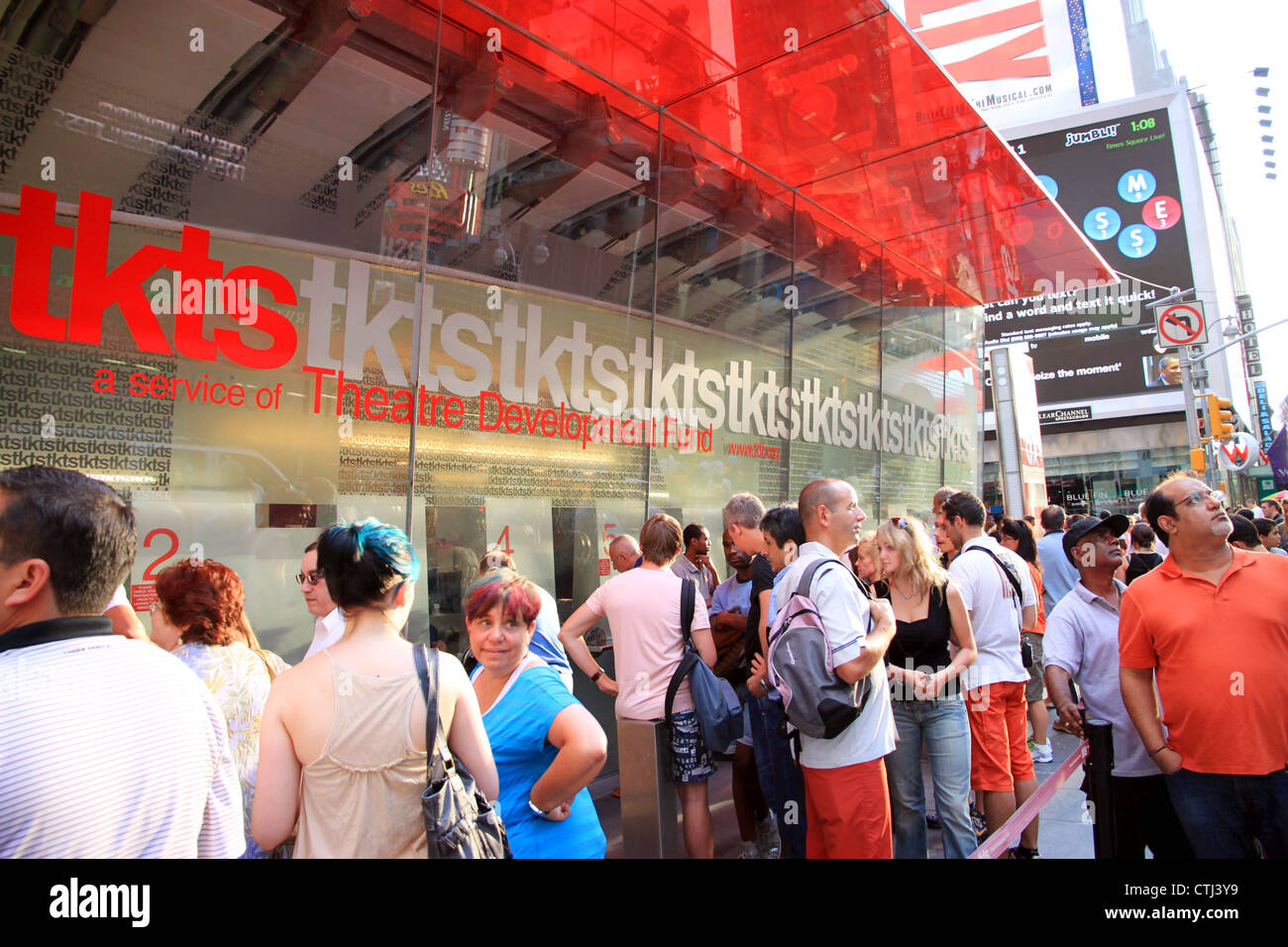Les gens faisant la queue pour les spectacles de Broadway Banque D'Images