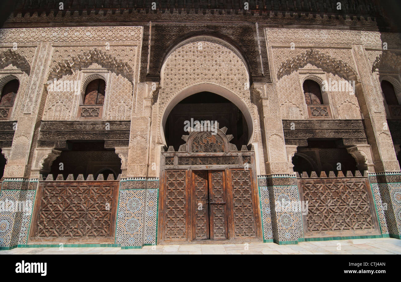 De superbes détails architecturaux à la Medersa Bou Inania de Fès, Maroc antique Banque D'Images