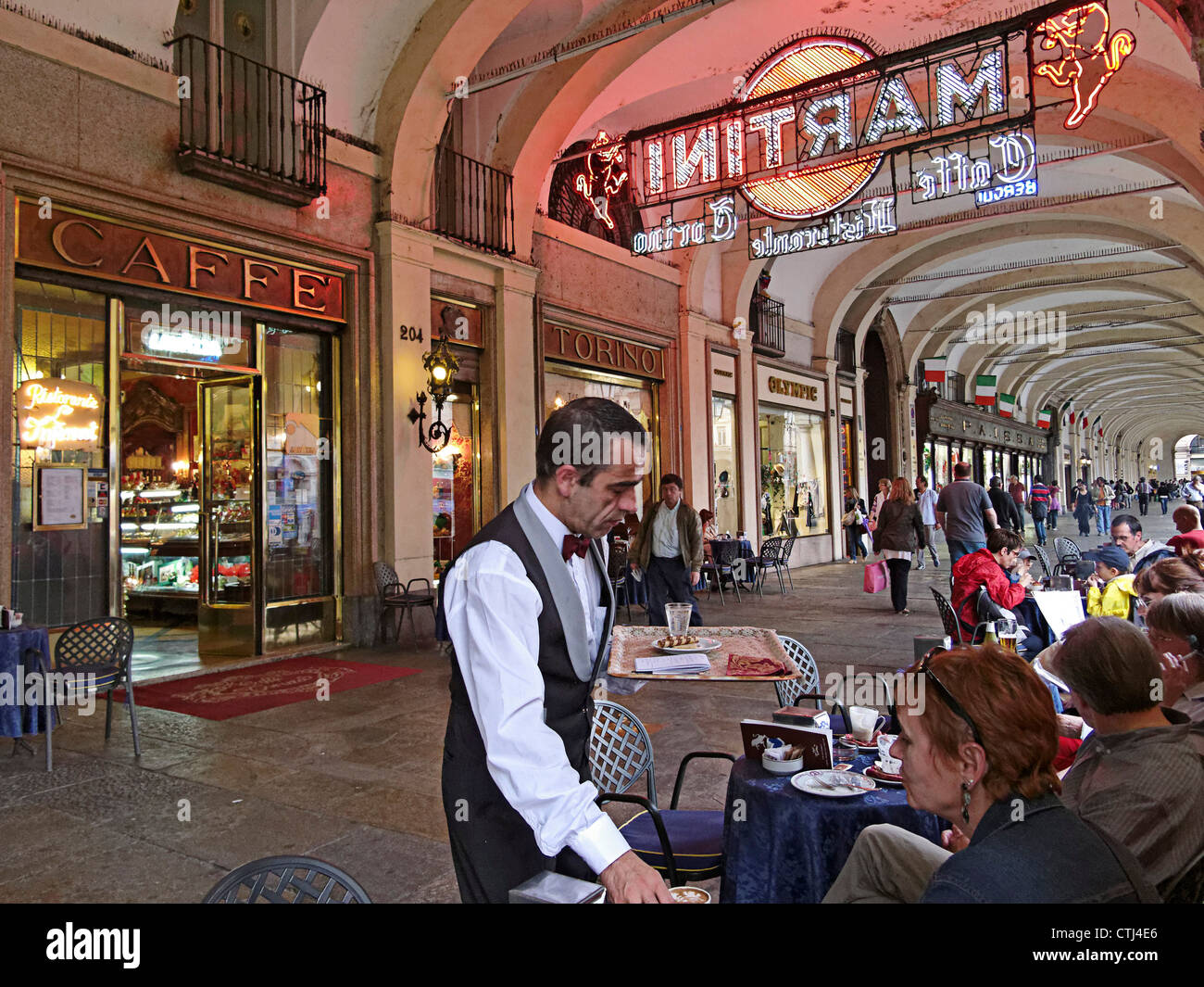 Les gens en face de Cafe , Turin Piazza Castello , Piemont, Italie Banque D'Images