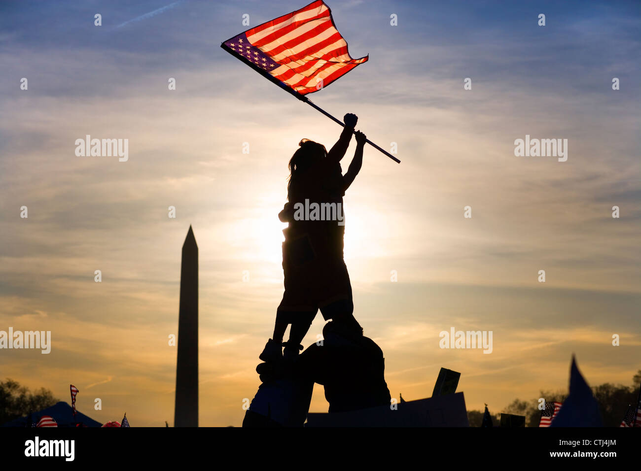 Deux immigrants sur le haut de pyramide humaine qui agitait un drapeau américain à la mode à Iwo Jima mars d'immigrants illégaux à Washington DC. Banque D'Images
