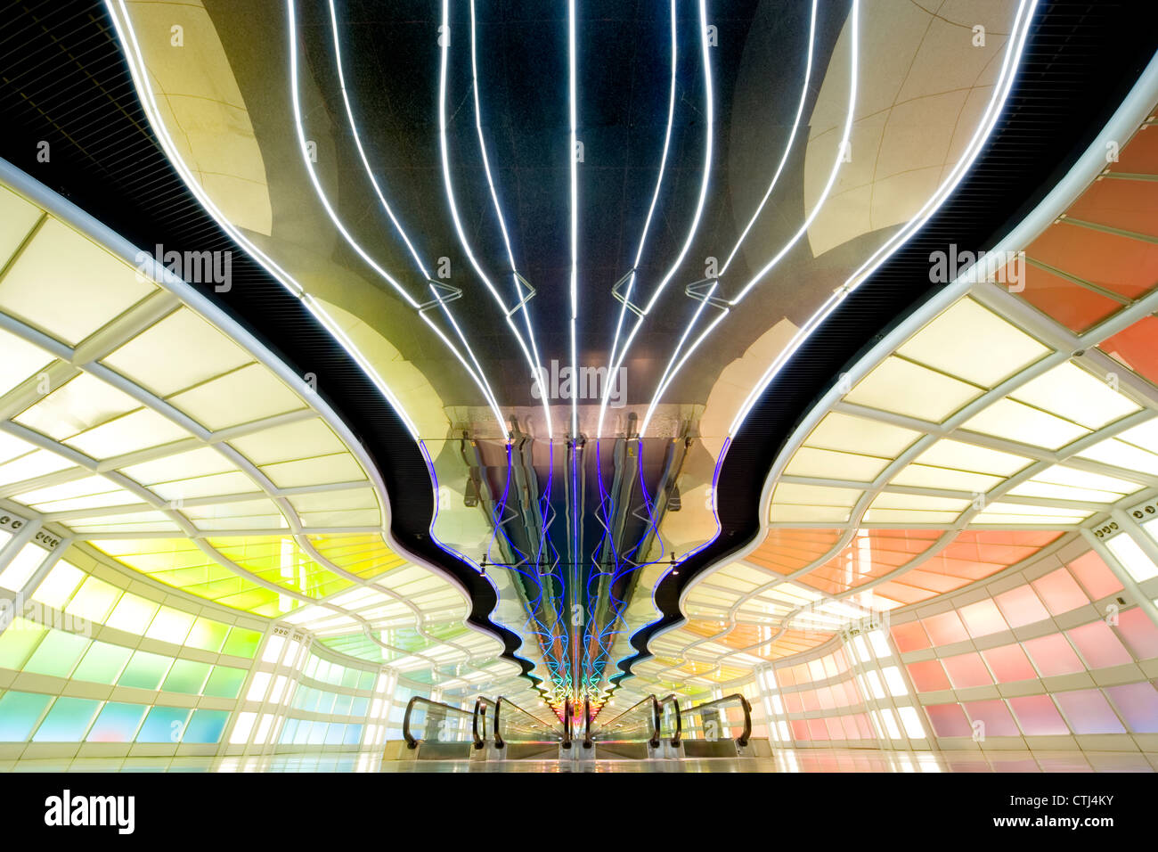 Aéroport International de Chicago O'Hare. Tunnel entre halls B et C de l'aérogare avec des lumières en mouvement. Banque D'Images
