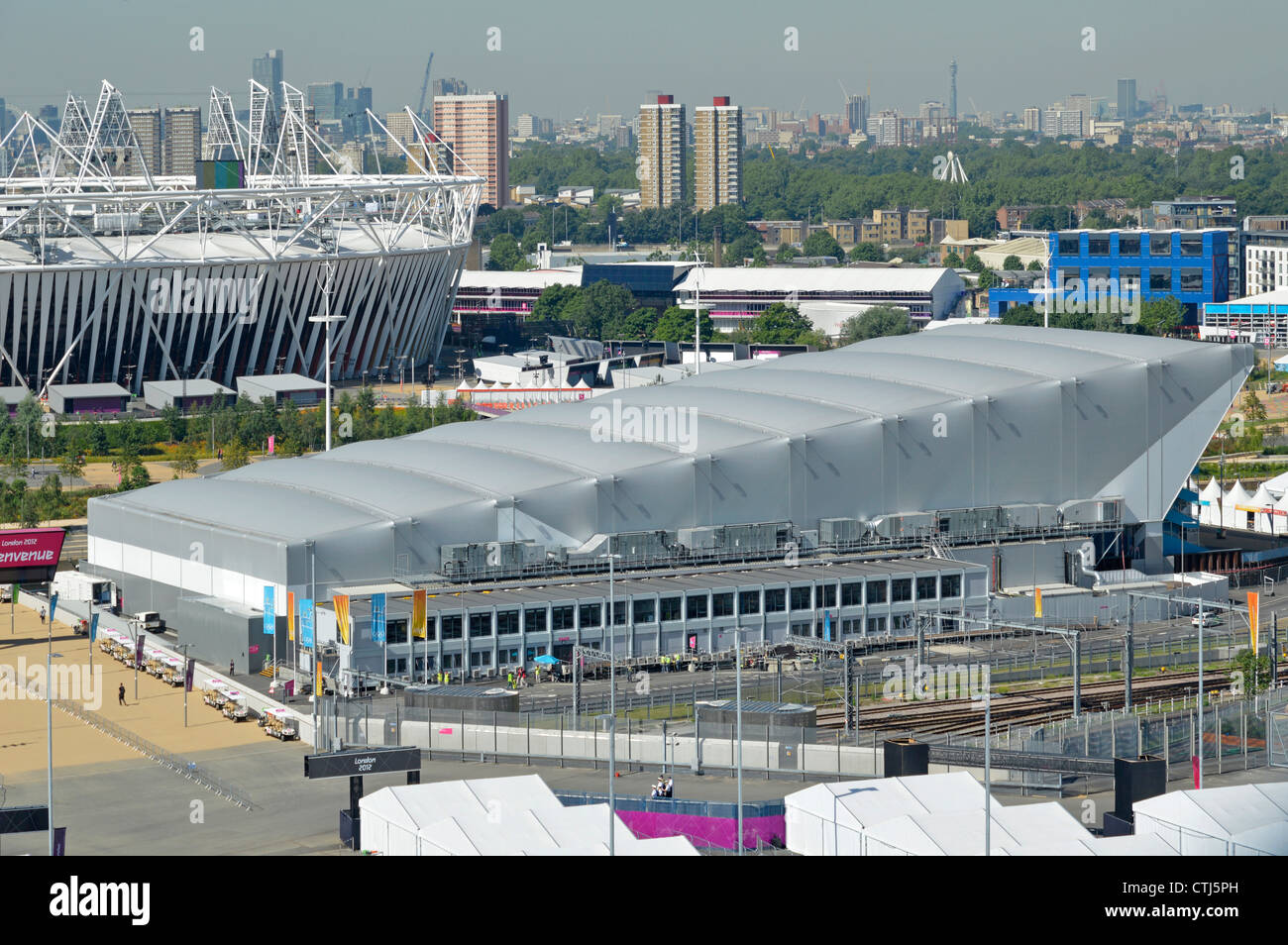 Vue aérienne de haut en bas du Parc olympique de water-polo lieu situé à mi & partie de main gauche du stade de Londres 2012 Stratford London England UK Banque D'Images
