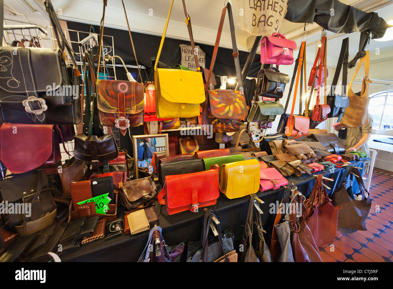 L'Angleterre, Londres, Camden, Camden Lock Market, sacs en cuir Photo Stock  - Alamy