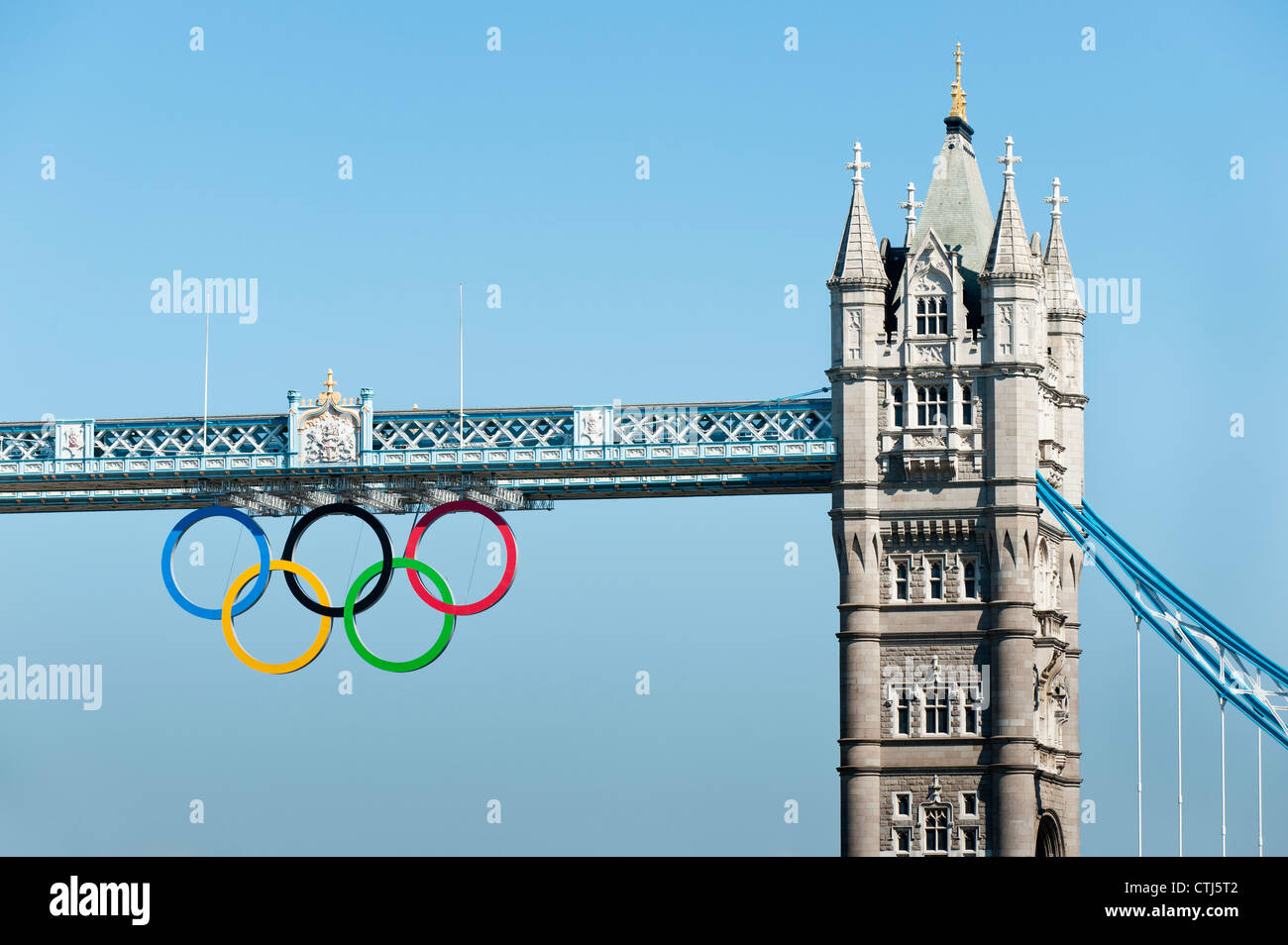 Les anneaux olympiques suspendu du bras de London Tower Bridge célébrer les Jeux de 2012, Londres, Angleterre. Banque D'Images