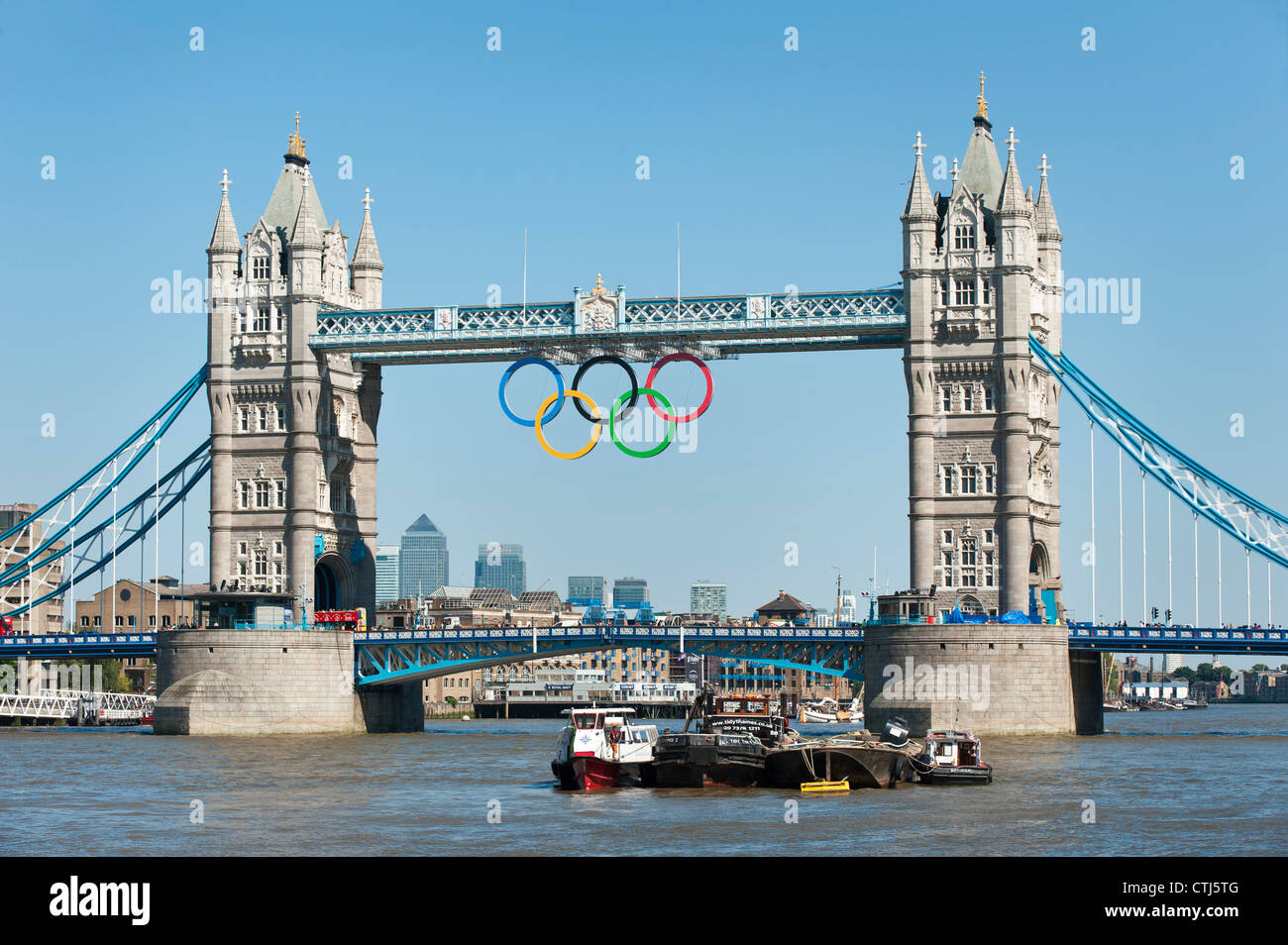 Les anneaux olympiques suspendu du bras de London Tower Bridge célébrer les Jeux de 2012, Londres, Angleterre. Banque D'Images