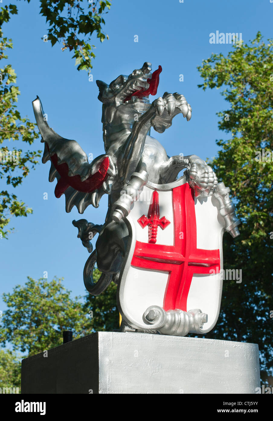 Dragon représentant une partie des armoiries de la ville de London marque la limite de la ville. Banque D'Images