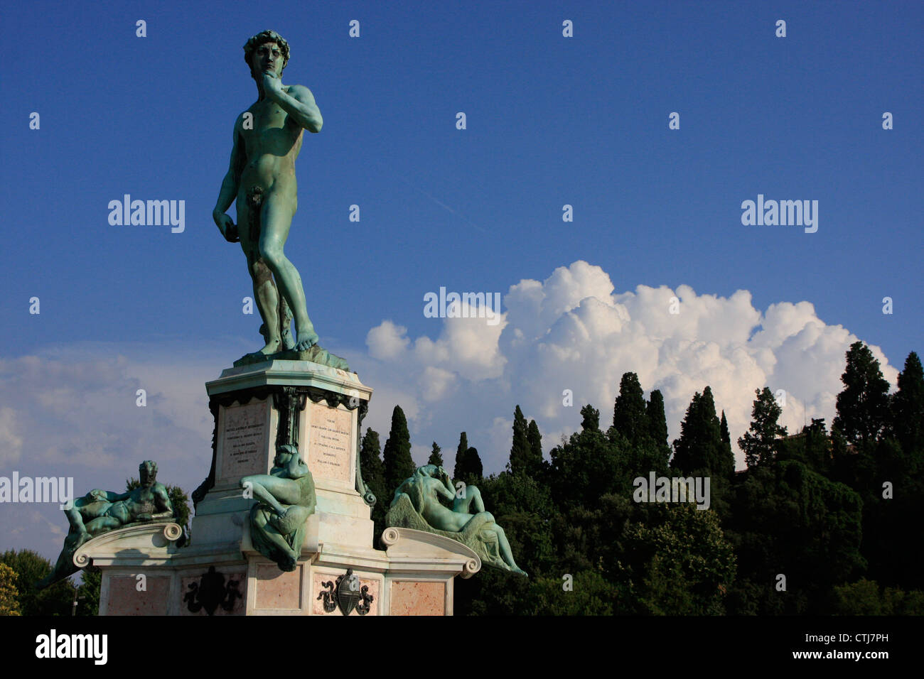 Statue de David de Michel-Ange avec ciel bleu, Florence, Italie Banque D'Images