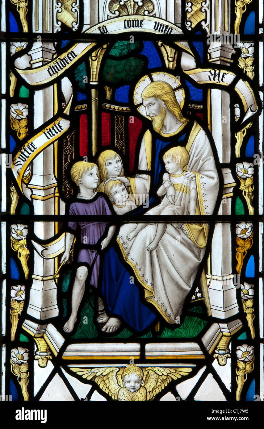 Jésus avec les enfants des vitraux, l'église Saint-Laurent, Gotham, Dorset, UK Banque D'Images