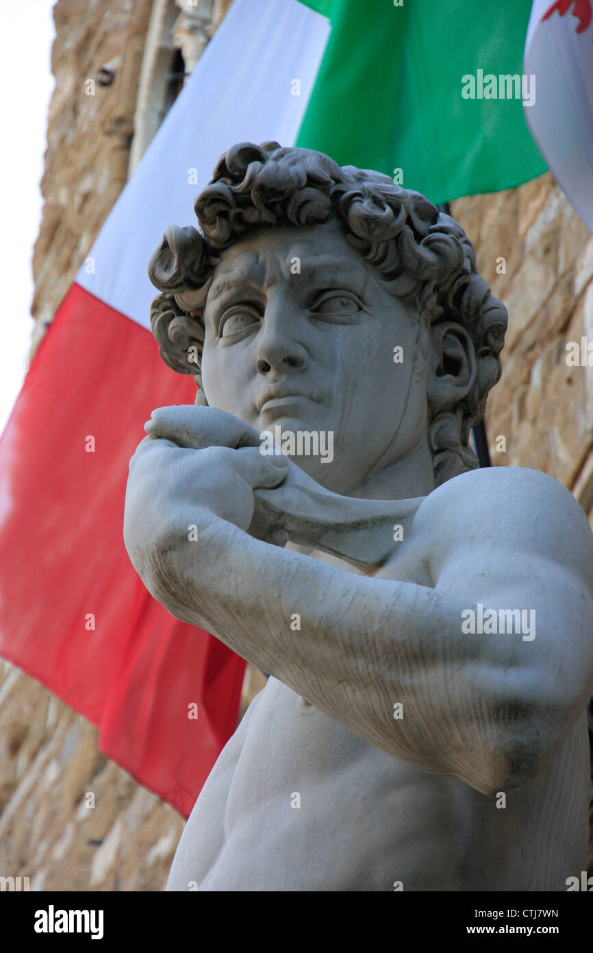 Détail de la statue de David avec drapeau italien, par Michelangelo, Florence, Italie. Banque D'Images