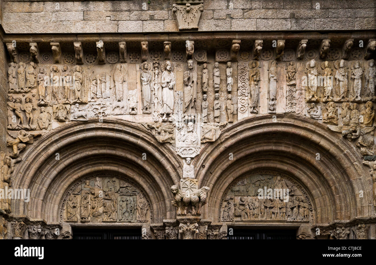 Détail de l'époque romane portail sud (Porta das Prateirias, 12e siècle) de la cathédrale de Santiago de Compostela Banque D'Images