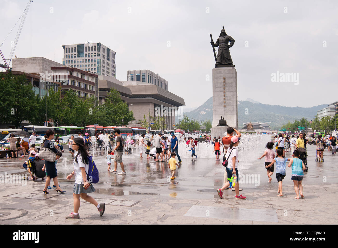 Aux personnes bénéficiant d'une chaude journée d'été dans la place Gwanghwamun, Séoul, Corée Banque D'Images