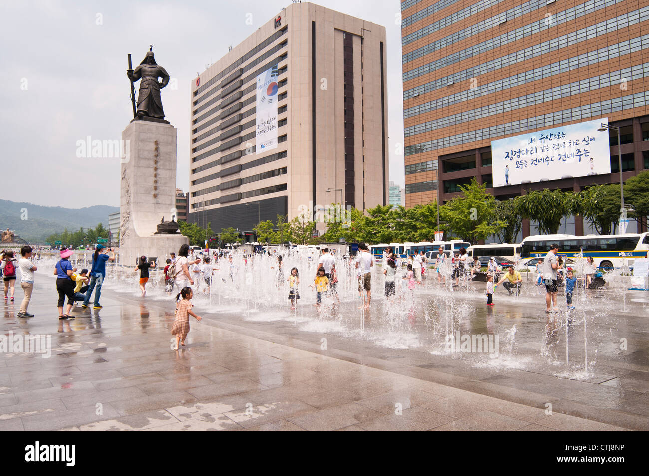 Aux personnes bénéficiant d'une chaude journée d'été dans la place Gwanghwamun, Séoul, Corée Banque D'Images