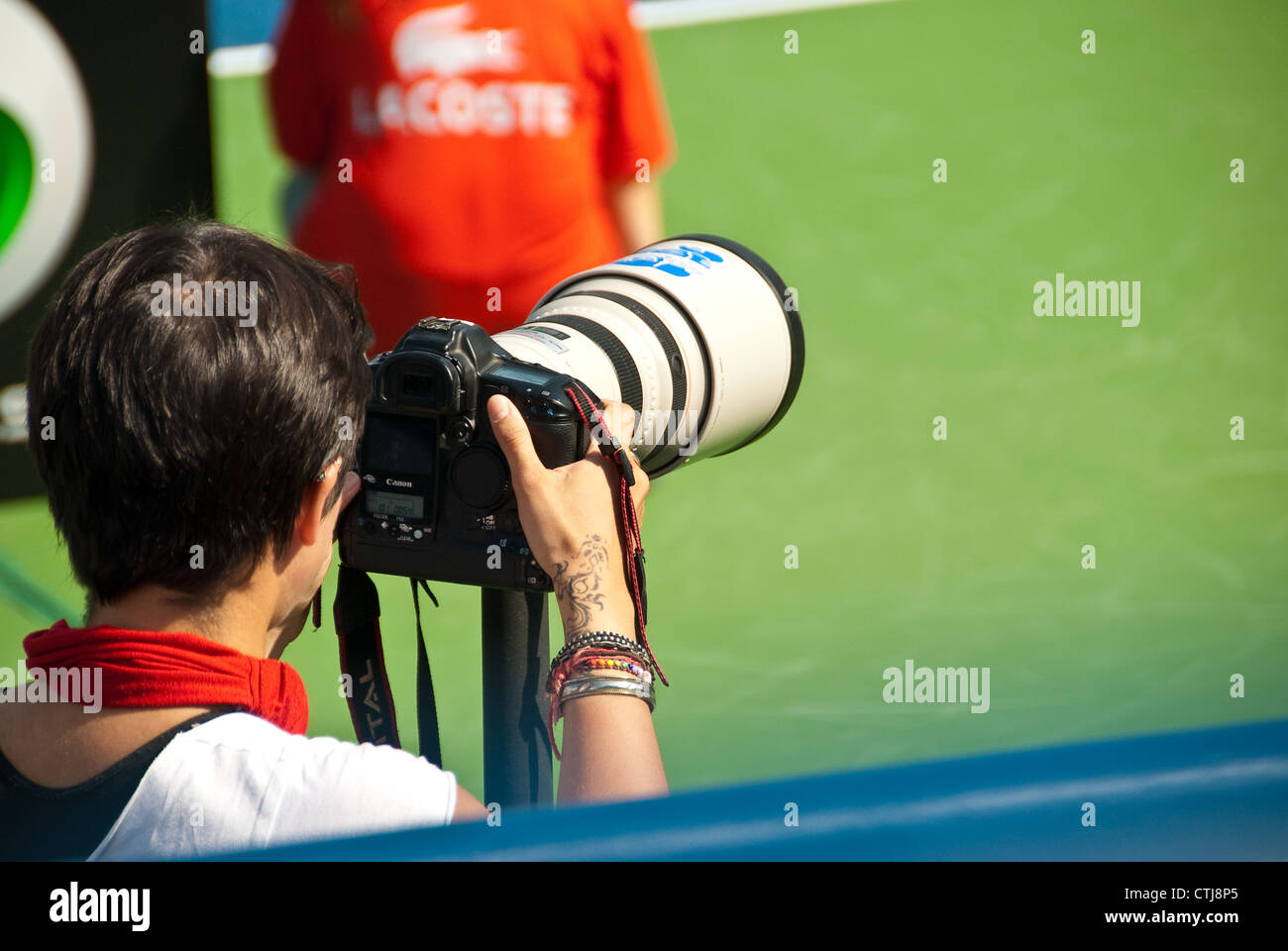 Photographe sportif féminin professionnel aux Barclays Dubai tennis Championships, 2010 à Dubaï Émirats Arabes Unis. Banque D'Images