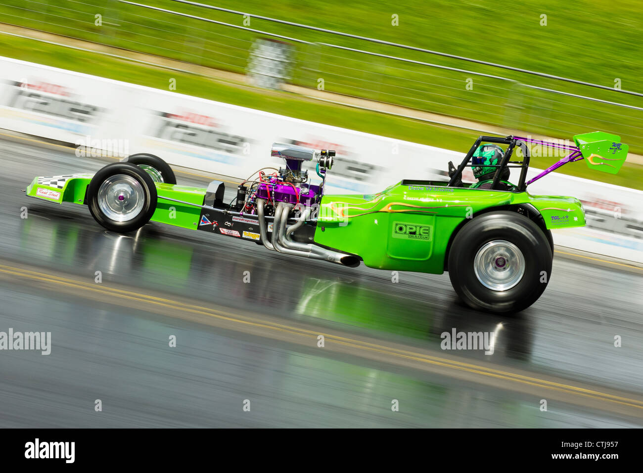 Dave Williams conduit son dragster vert 'Chariots de Feu VI' à l'Dragstalgia événement à Santa Pod Raceway le 15 juillet. Banque D'Images Dave Williams conduit son dragster vert 'Chariots de Feu VI' à l'Dragstalgia événement à Santa Pod Raceway le 15 juillet. Banque D'Images