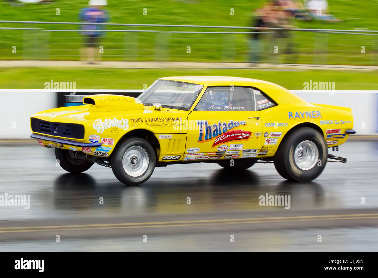 Ian Brown conduit sa Chevrolet Camero jaune à l'Dragstalgia événement à Santa Pod Raceway le 15 juillet. Banque D'Images