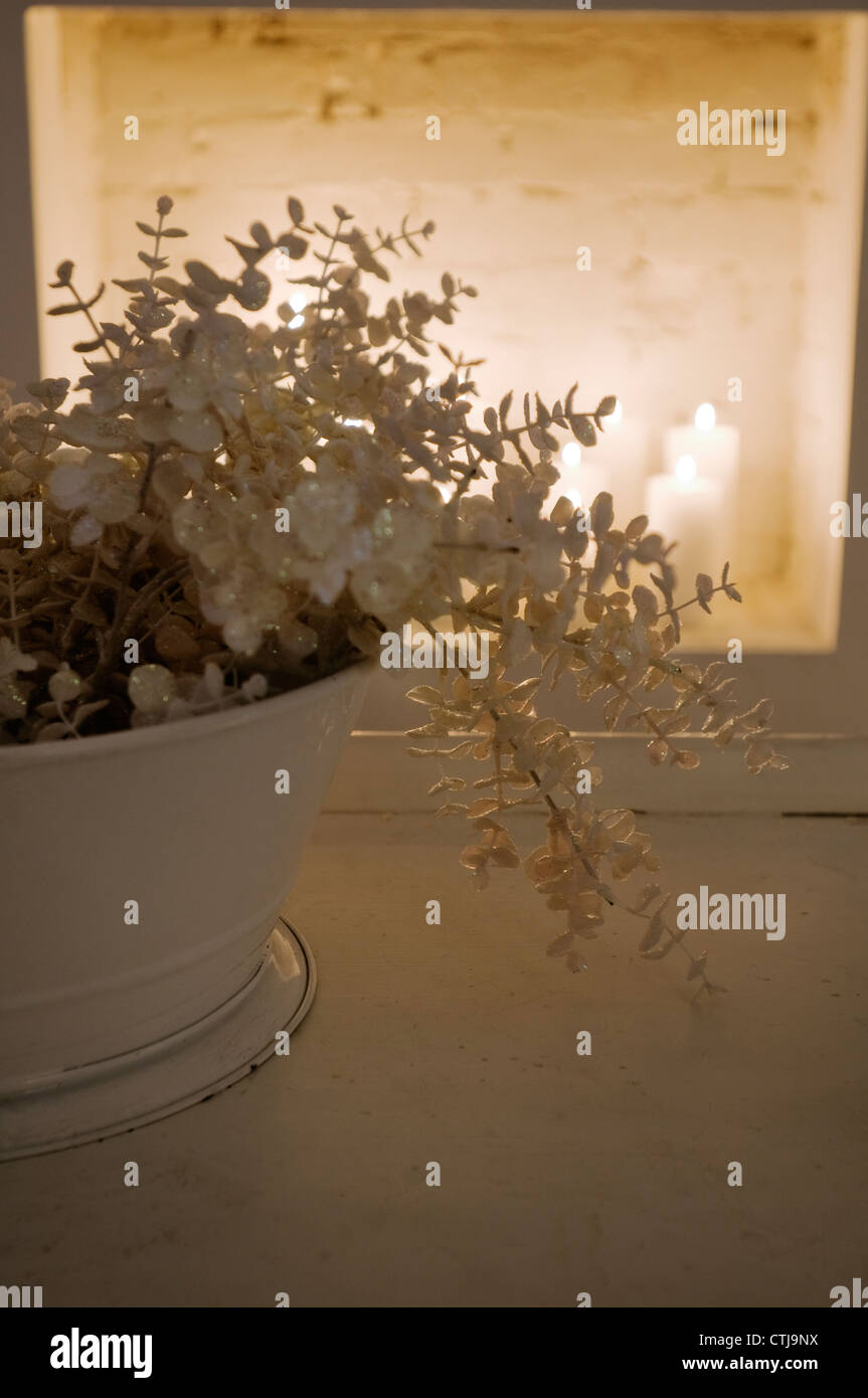 Fleurs givrées et allumé des bougies Banque D'Images