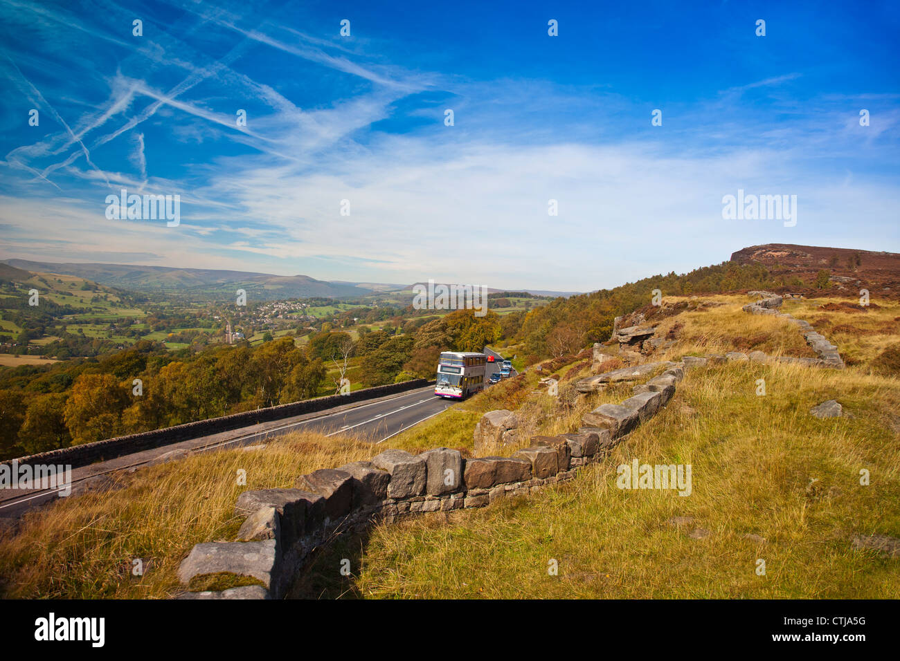 Un bus à impériale sort de l'espoir à la vue de la vallée Surprise dans le parc national de Peak District Derbyshire, Angleterre, Royaume-Uni Banque D'Images