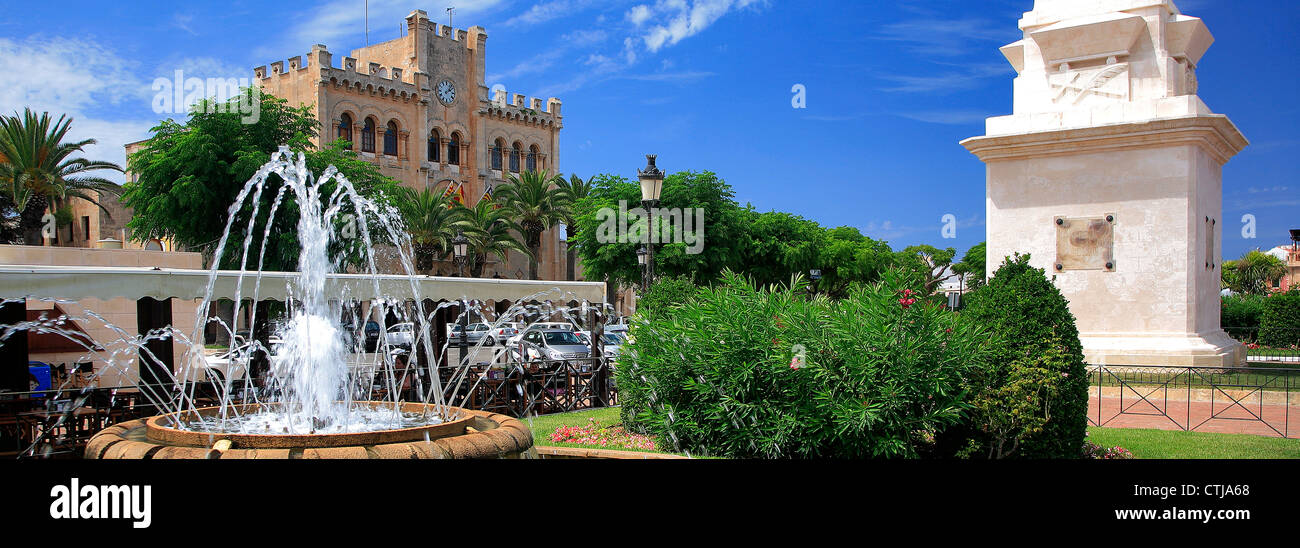 L'été vue sur la fontaine et le Adjutament ( construction de ville ), la ville de Ciutadella, à l'île de Menorca, Baléares Banque D'Images