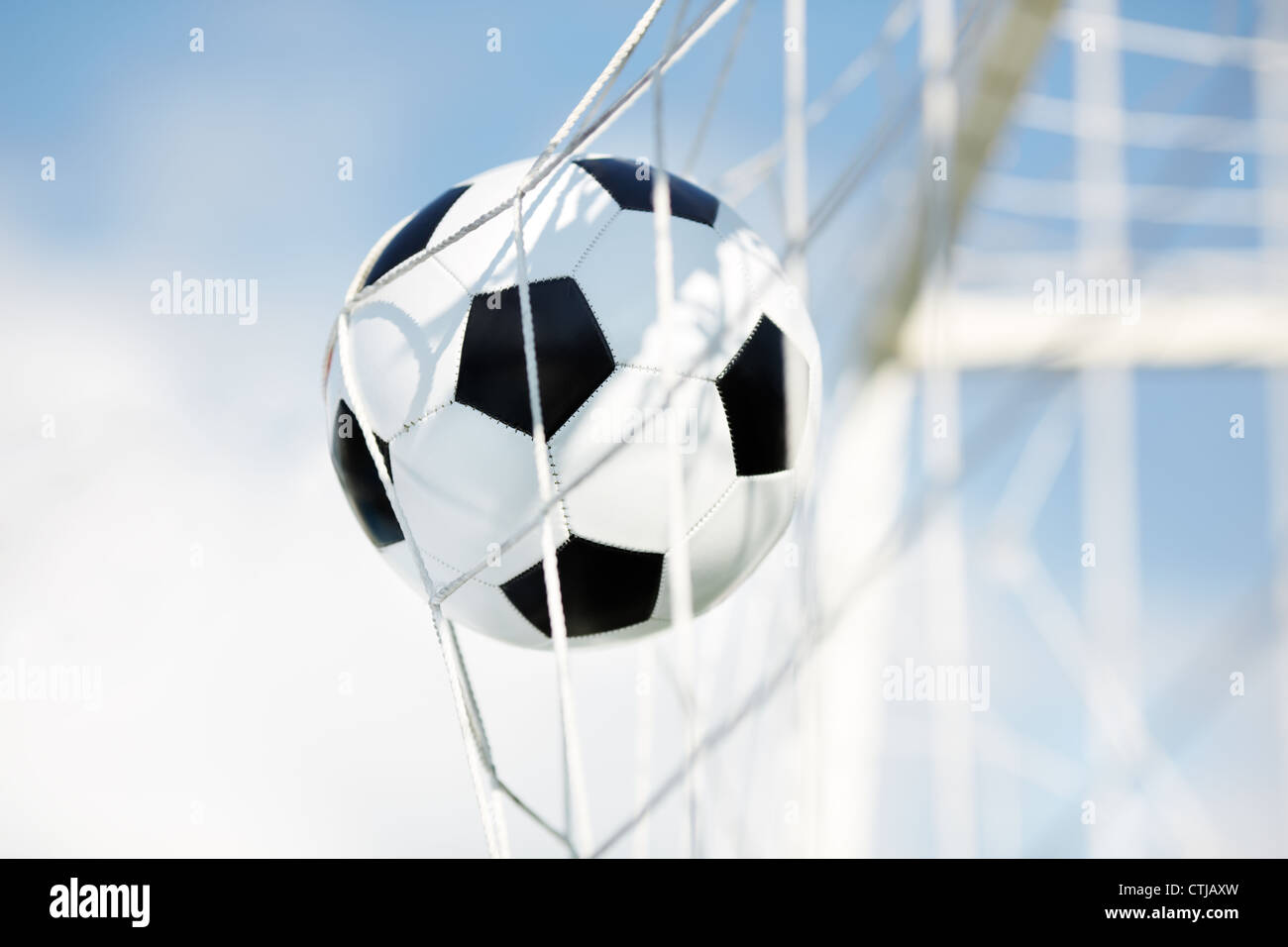Ballon de soccer d'entrer dans le but, selective focus Banque D'Images
