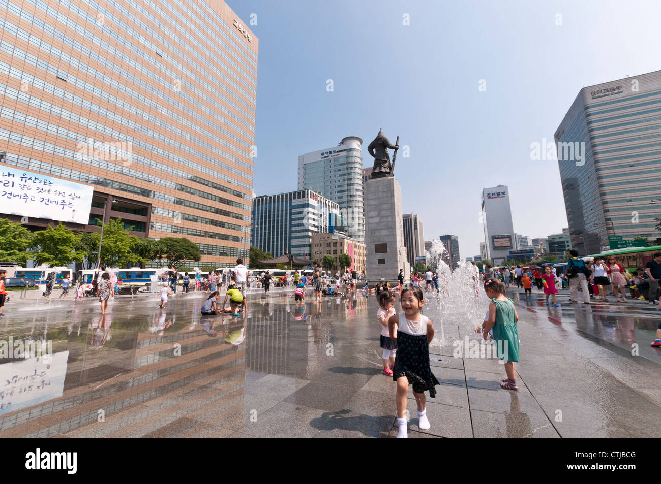 Les enfants d'avoir du bon temps avec fontaine dans la place Gwanghwamun en été, Séoul, Corée Banque D'Images