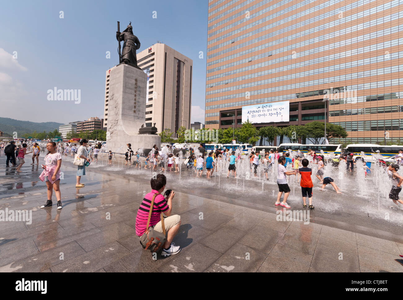 Les enfants d'avoir du bon temps avec fontaine dans la place Gwanghwamun en été, Séoul, Corée Banque D'Images