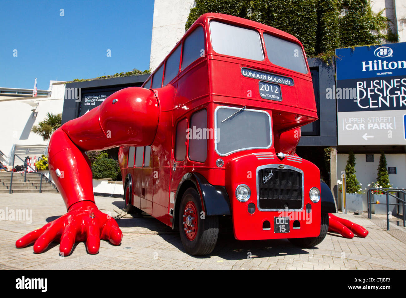 Le Booster, Londres London bus rouge qui ne poussez se lève, par l'artiste tchèque David Cerny en dehors de Business Design Centre à Islington Banque D'Images