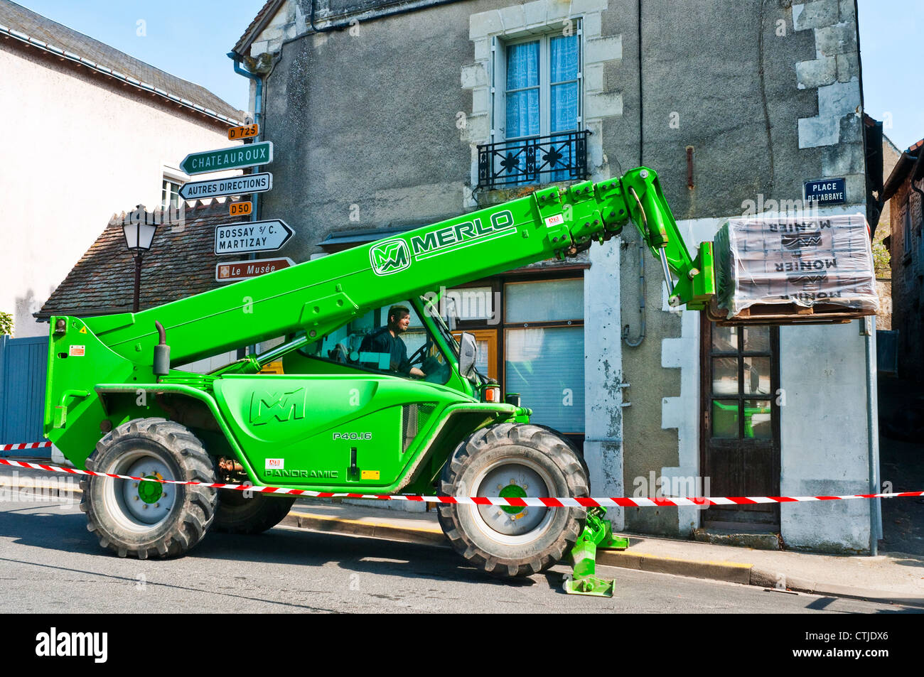 Merlo P4016 tracteur chargeur télescopique déchargement palette de tuiles - France. Banque D'Images