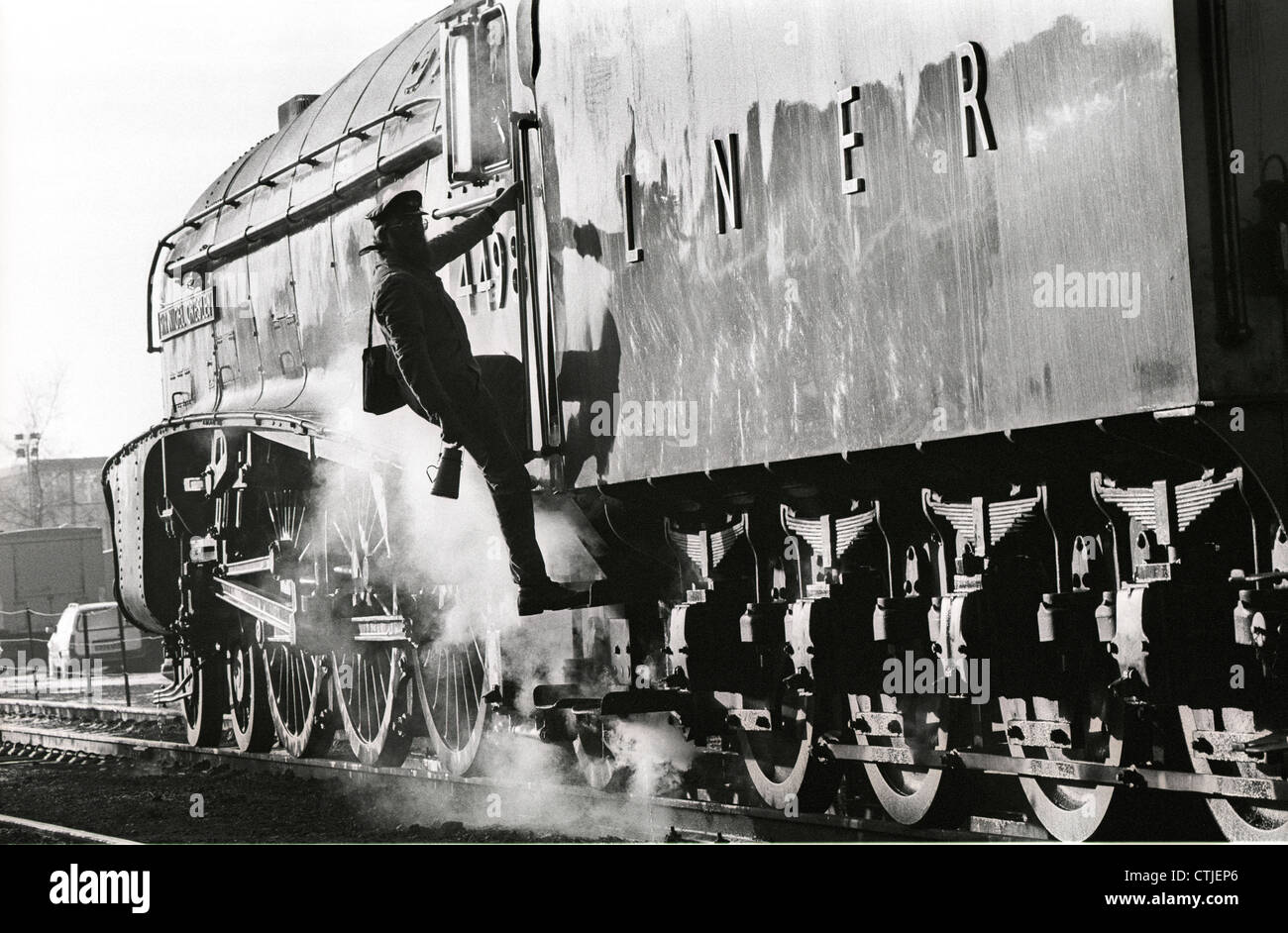 Un pilote monte à bord London North Eastern Railway (LNER) catégorie A4 Gresley Numéro 4498 locomotive à vapeur nommé d'après son concepteur Nigel Gresley 'Sir.' La locomotive à vapeur a été préservé sur le Great Central Railway à Loughborough. Banque D'Images