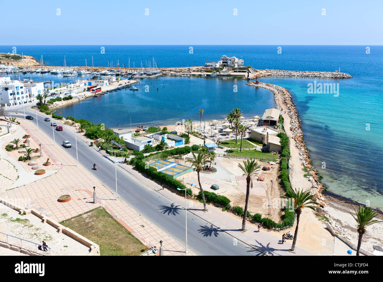 La baie de la mer et de remblai dans la ville de Monastir, sur la mer Méditerranée, la Tunisie. Saison d'été Banque D'Images