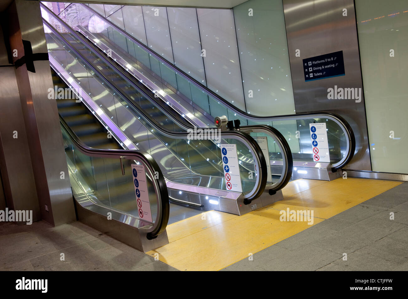 Escaliers mécaniques vides à Kings Cross Station de chemin de fer dans la ville de Londres, en Angleterre. Banque D'Images