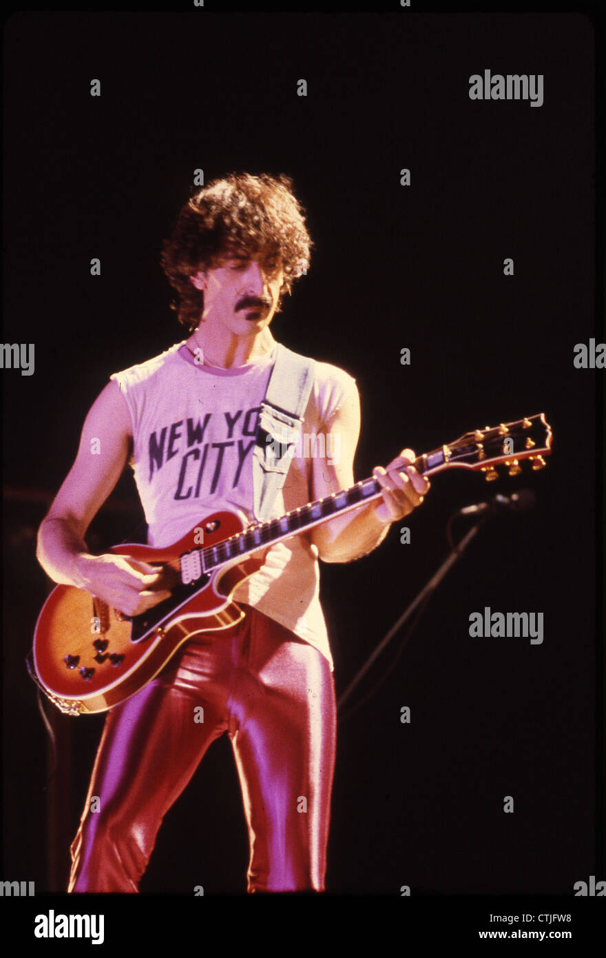 008331 - Frank Zappa en concert à l'Olympiahalle de Munich, le 3 juillet 1980 Banque D'Images